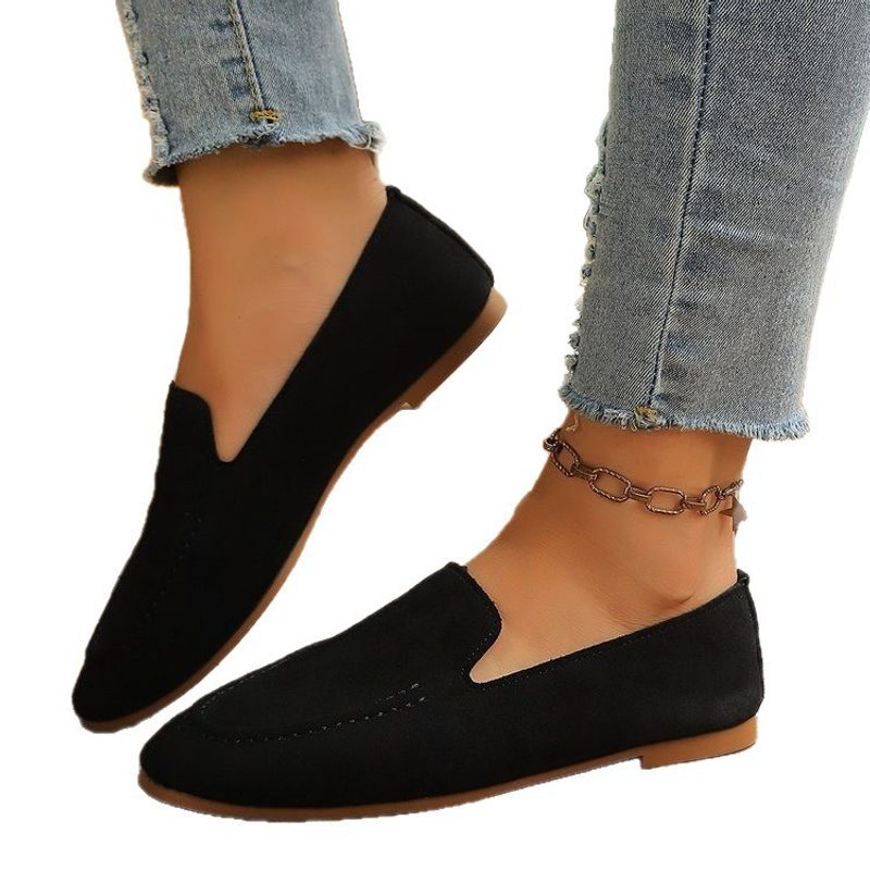 Mocassins plats aspect daim — à enfiler, petits perforés