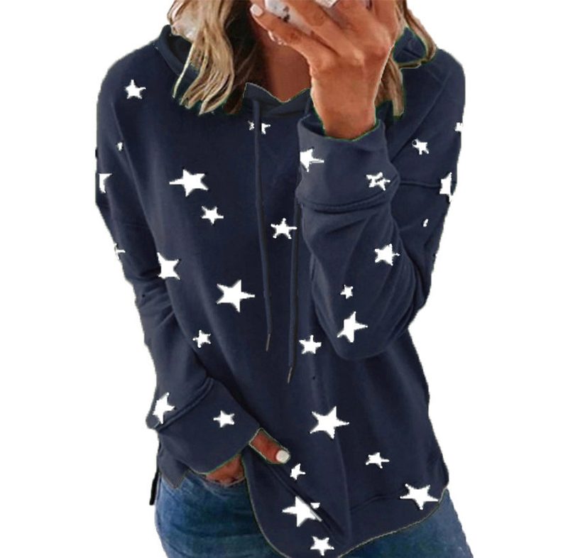 Sweatshirt com capuz estampado de estrelas — bolsos e aberturas laterais — cor