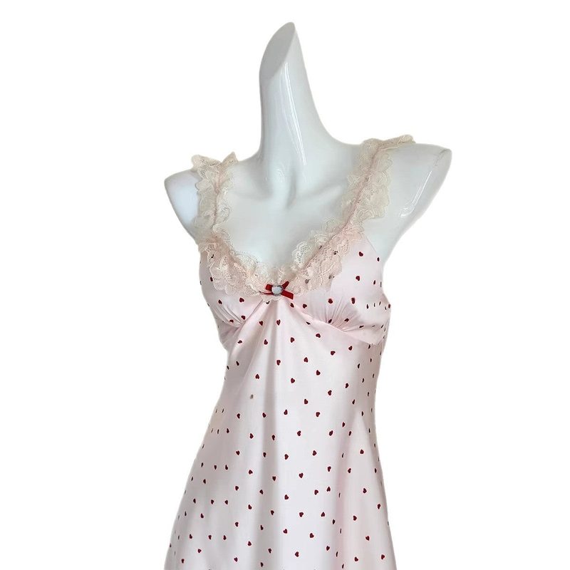 Camisón de satén rosa con corazoncitos — tirantes de encaje
