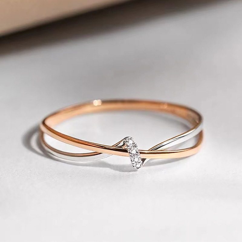 Bague fine bicolore à anneaux croisés — petits zircons