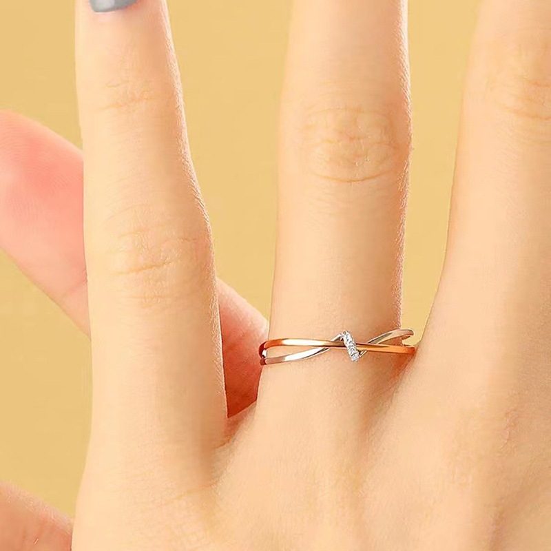 Bague fine bicolore à anneaux croisés — petits zircons