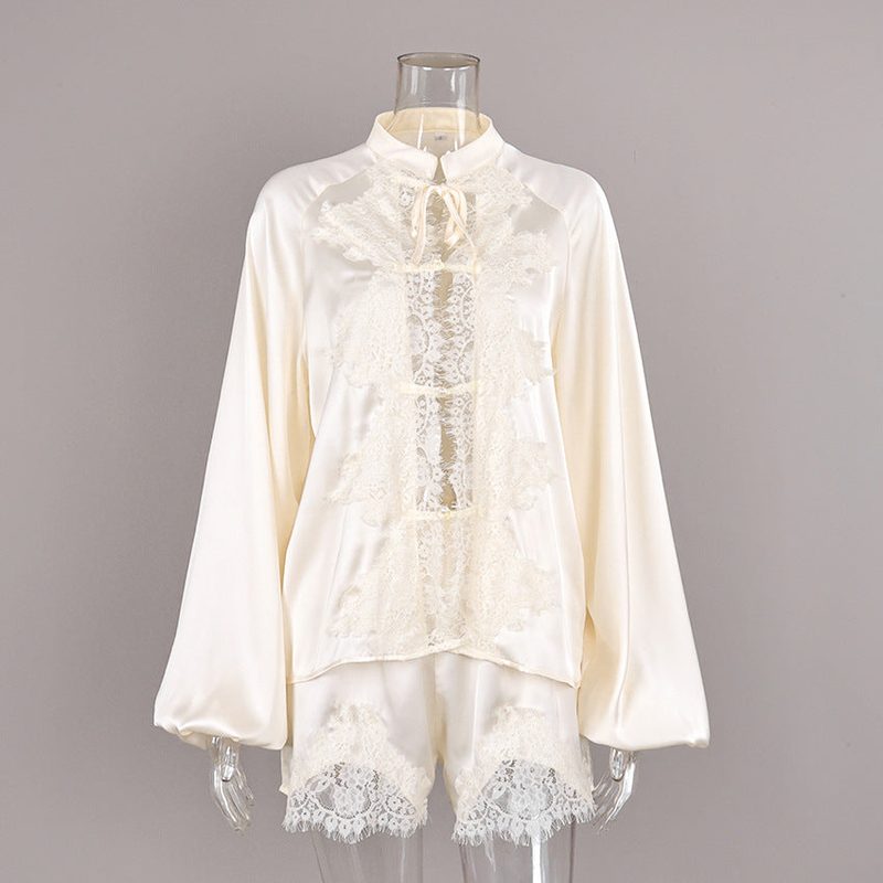 Ecru pyjama in satijnlook met geappliqueerd kant, striktop en short