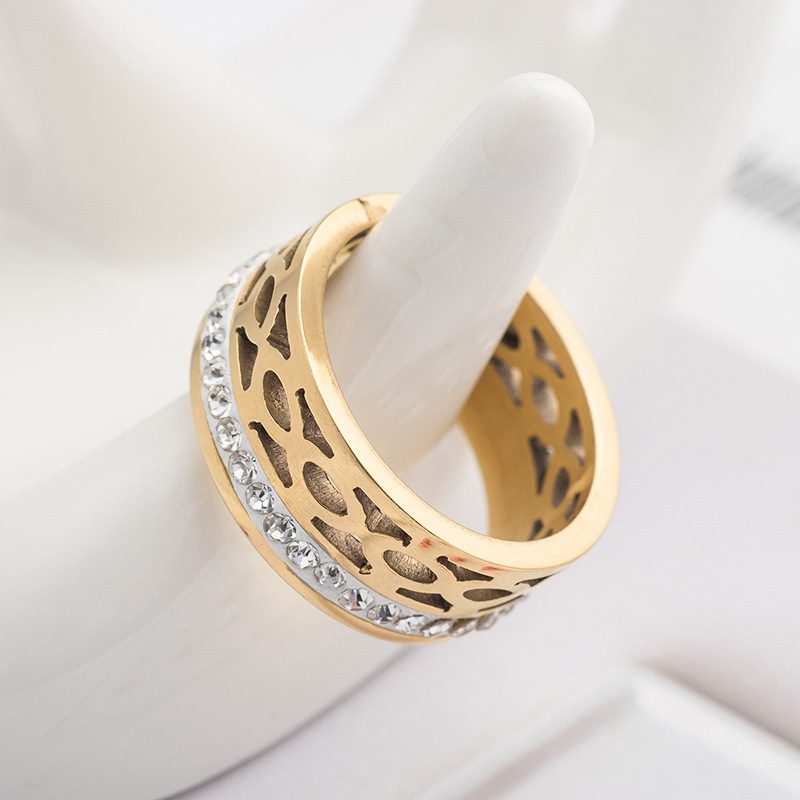 Bague large dorée ajourée en acier inoxydable — rangée de pierres blanches
