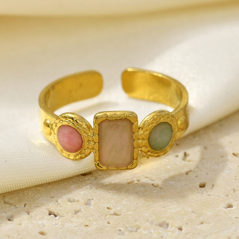 Bague ouverte dorée à cabochon émaillé — style rétro, motif au choix