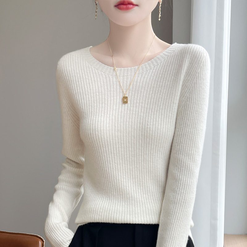 Pull ajusté en fine maille côtelée, col rond