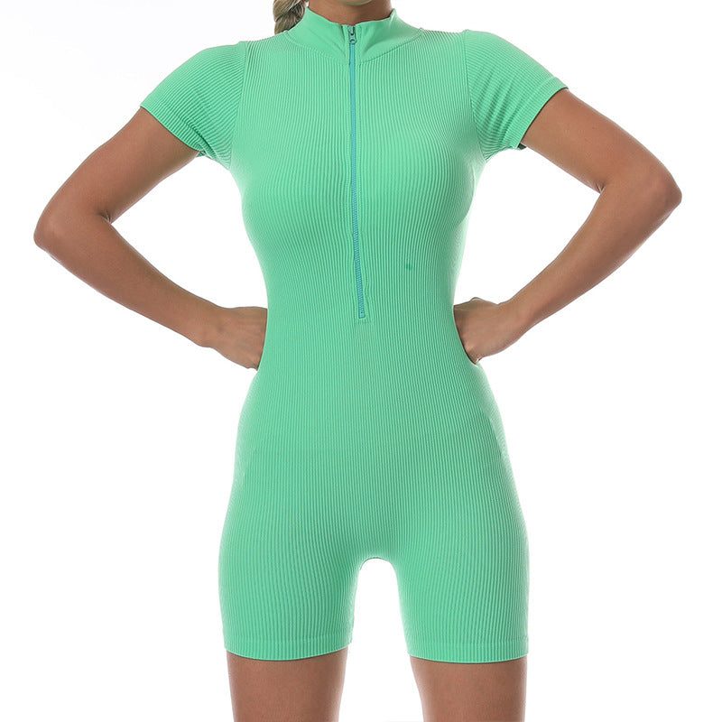 Gerippter kurzer Sport-Jumpsuit mit Reißverschlusskragen — kurze Ärmel