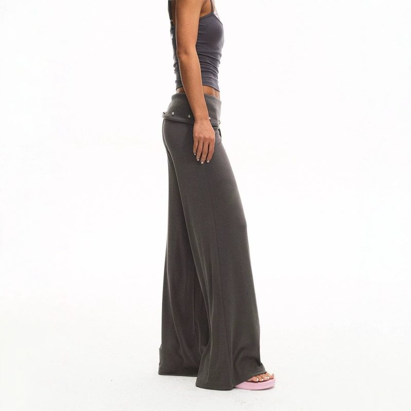 Wijde grijze broek met omgeslagen tailleband met studs