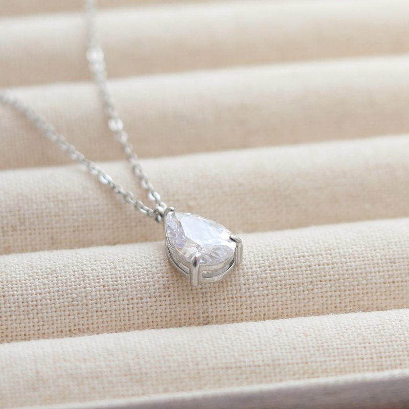 Collana con ciondolo a goccia in zircone — dorata o argentata, acciaio inossidabile