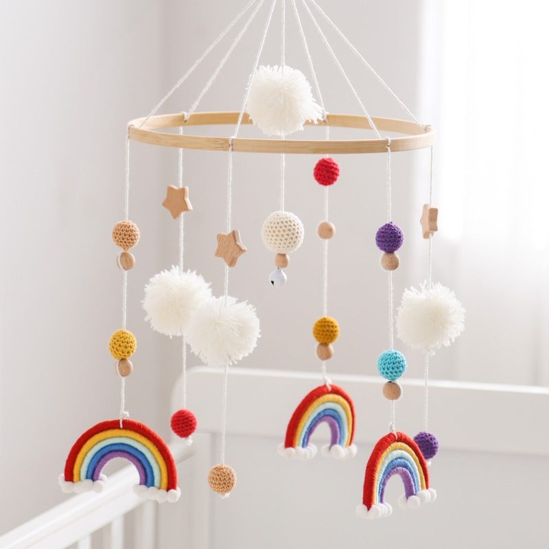 Babymobiel in Scandinavische stijl — decoratie voor de babykamer