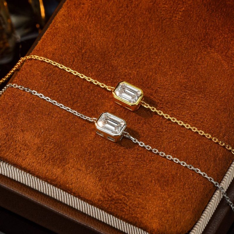 Armband van 925 zilver met steen in emerald-slijpvorm — moissanite in kastzetting