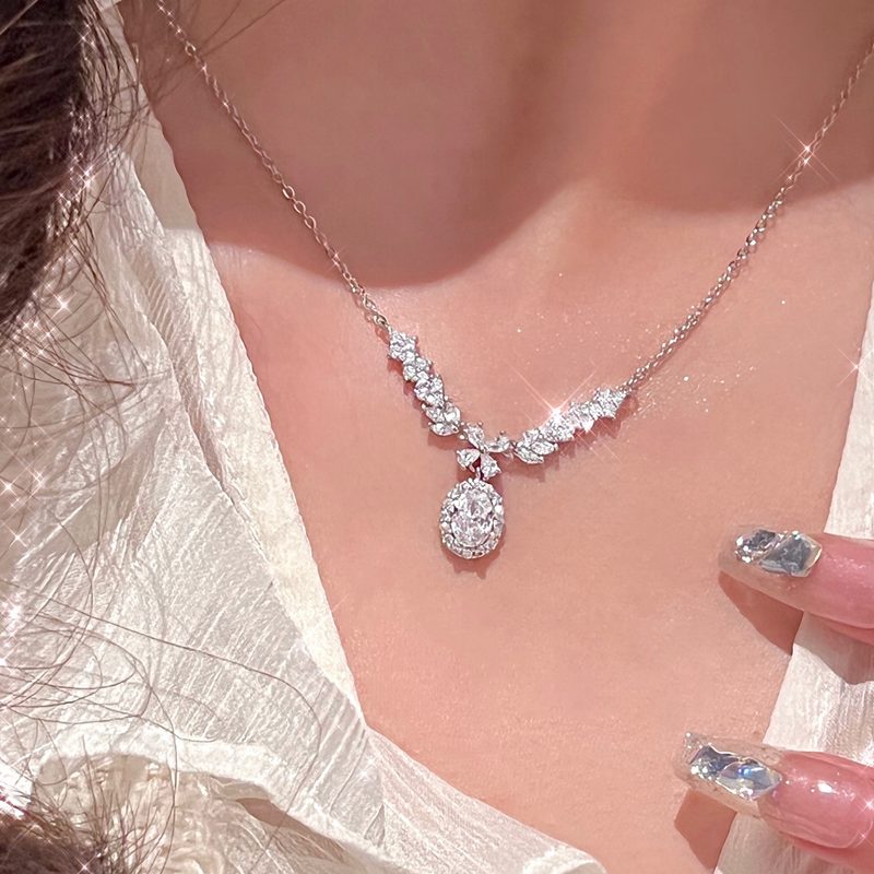 Collier de soirée à strass en V et pendentif ovale — argenté
