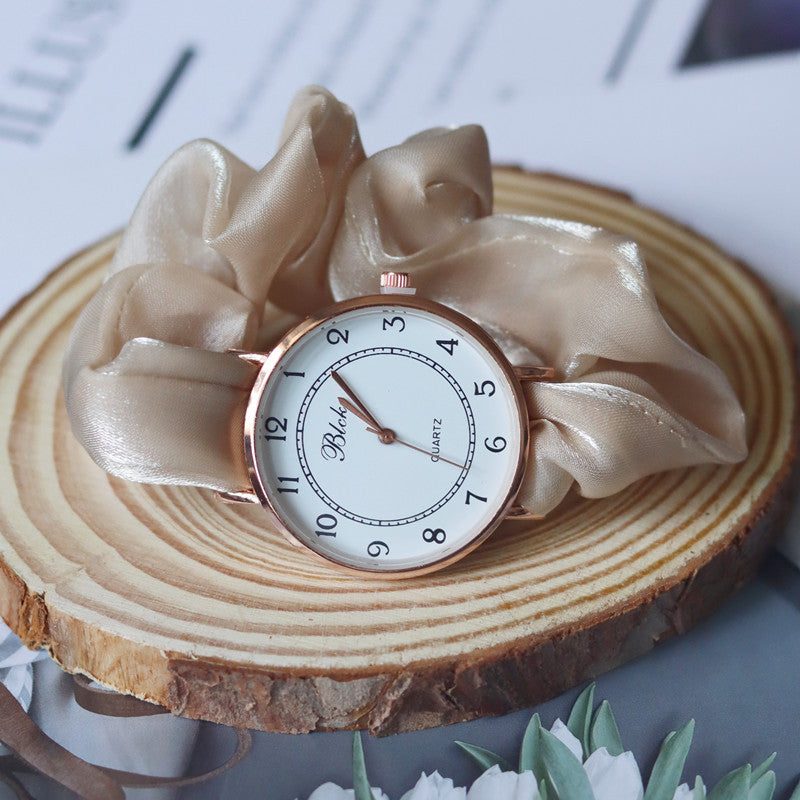 Relógio de mulher com números visíveis e bracelete em voile