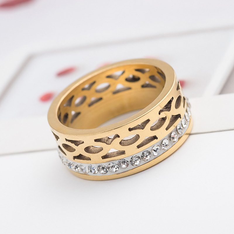 Bague large dorée ajourée en acier inoxydable — rangée de pierres blanches