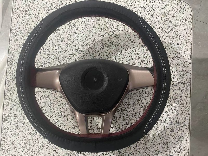 Funda de volante de piel sintética perforada — pespunte en contraste
