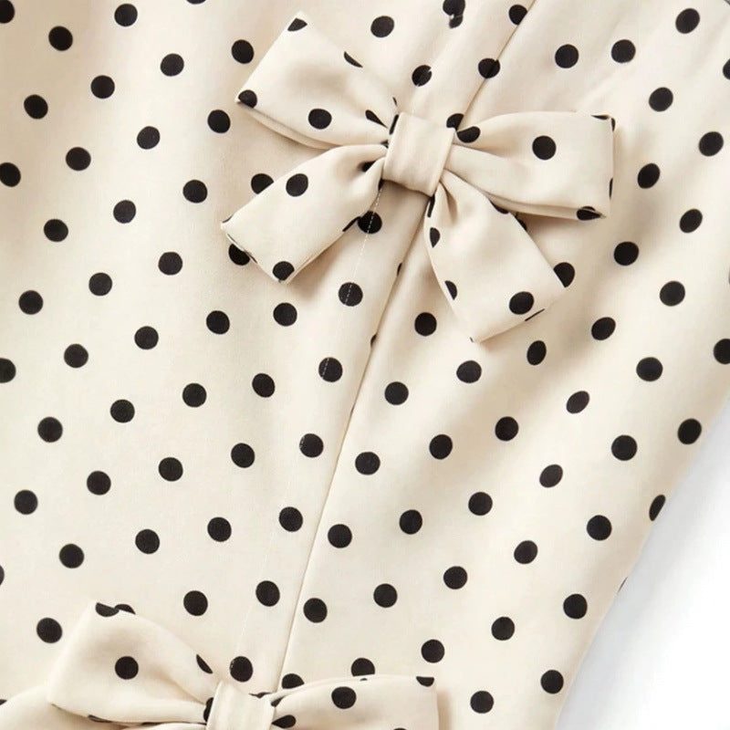 Kurzes Kleid mit Punkten und Schleifen, A-Linie