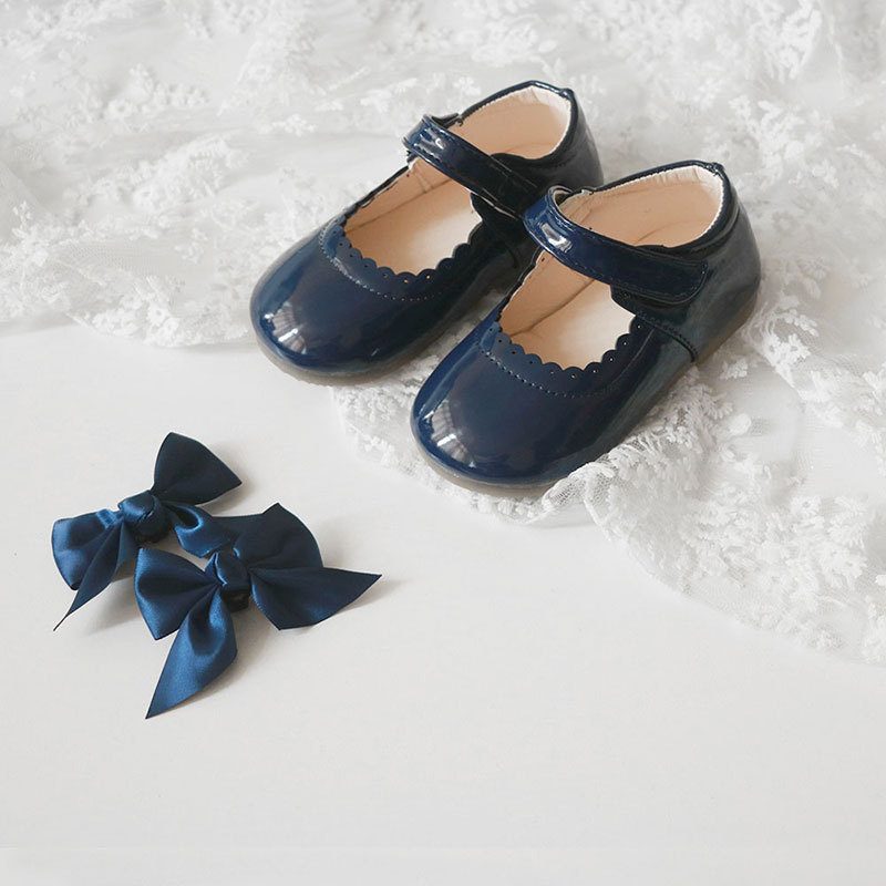 Ballerines vernies fille à scratch, avec nœuds amovibles