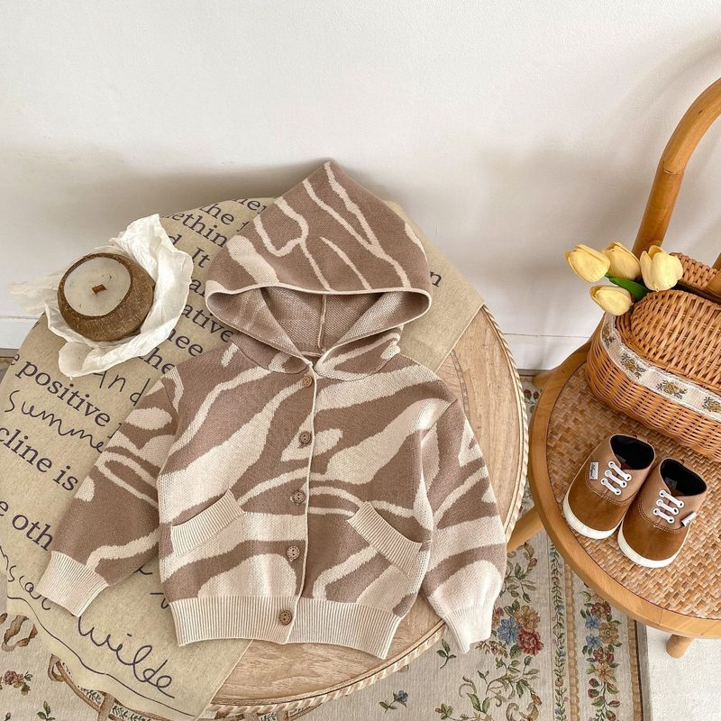 Casaco de malha com capuz para bebé em jacquard — padrão zebra taupe e cru