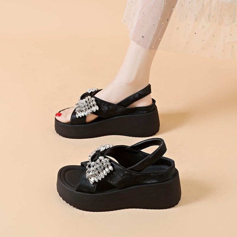 Mules de cuña con tira única adornada con strass
