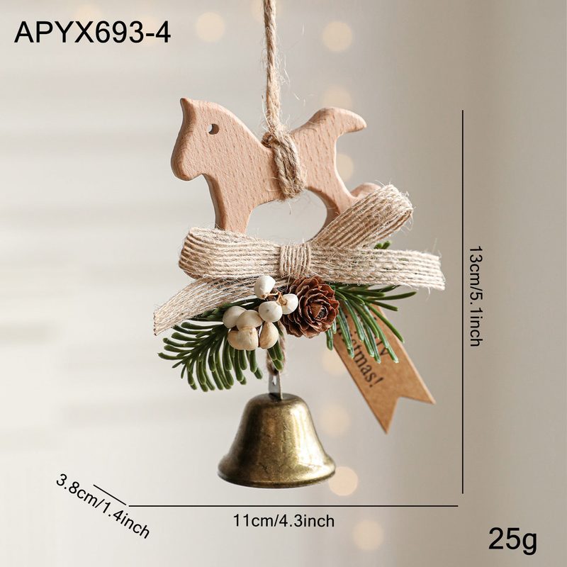 Adorno colgante de Navidad — caballito de madera, campanilla y rama de pino — color