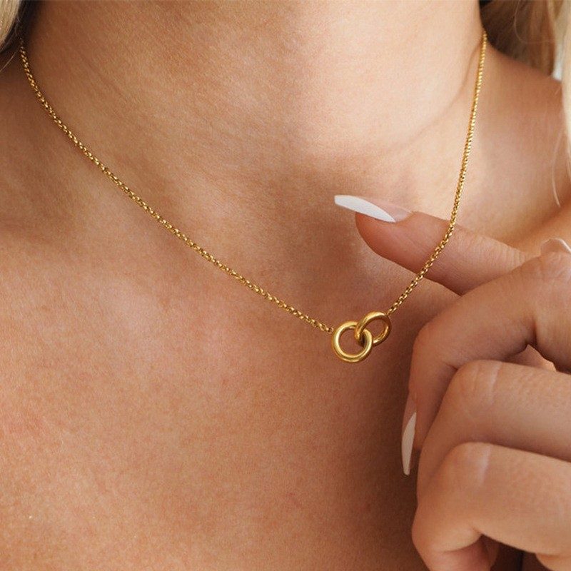 Gold interlocking double ring necklace — stainless steel