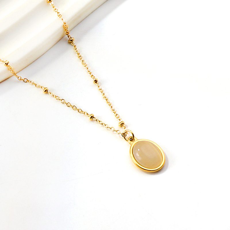 Collier doré à pendentif pierre colorée — acier inoxydable