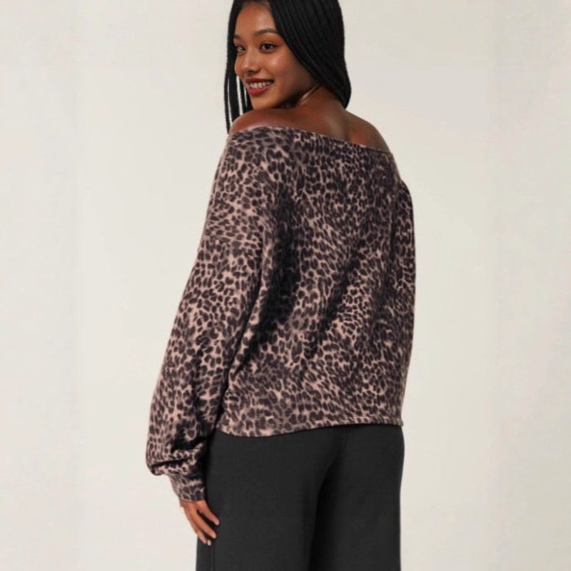 Off-Shoulder-Sweatshirt mit Leopardenprint