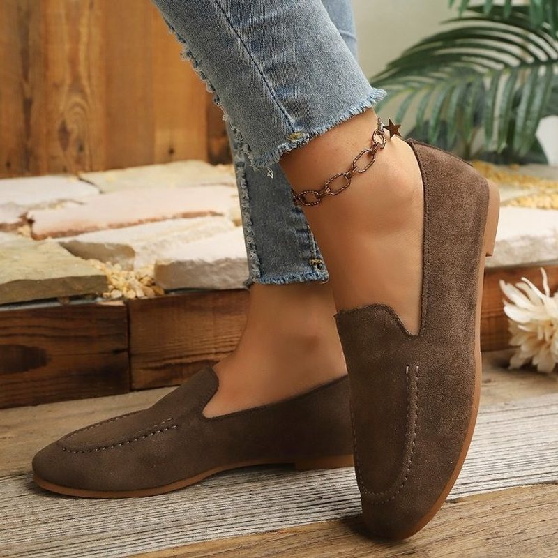 Mocassins plats aspect daim — à enfiler, petits perforés