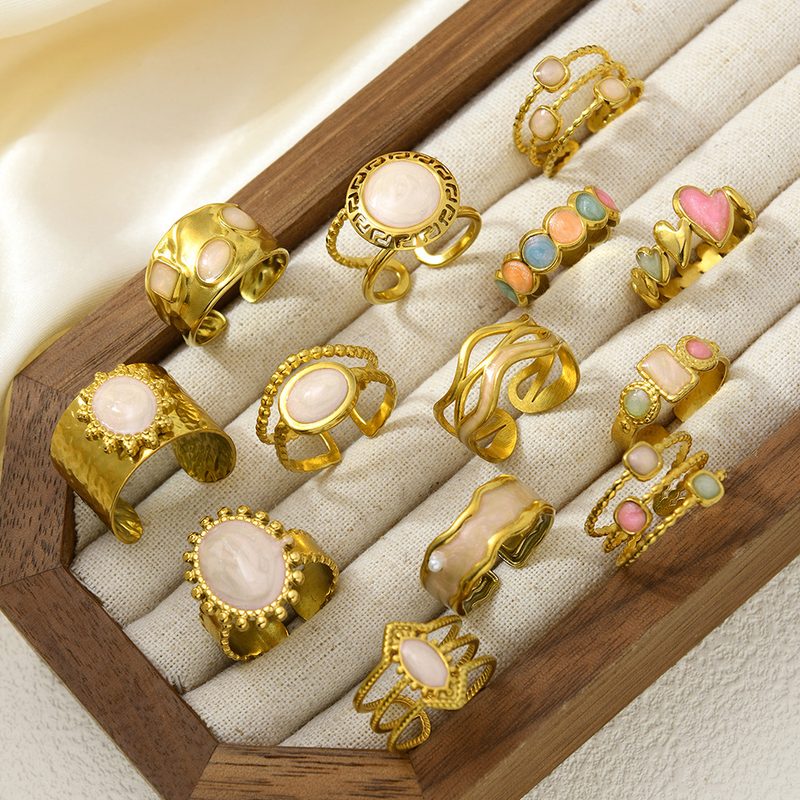 Bague ouverte dorée à cabochon émaillé — style rétro, motif au choix