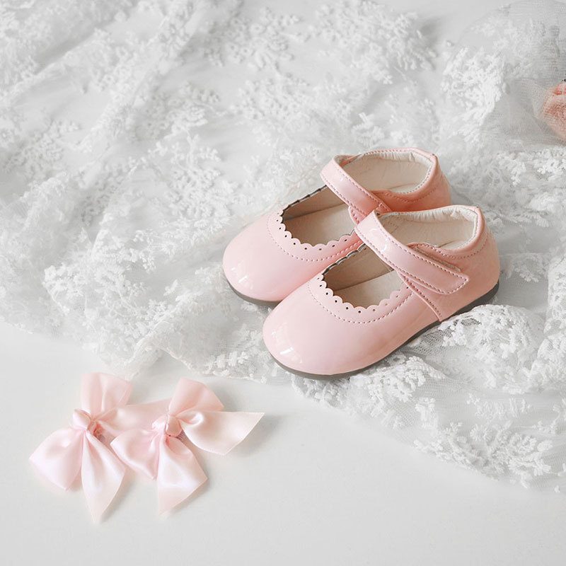 Ballerines vernies fille à scratch, avec nœuds amovibles