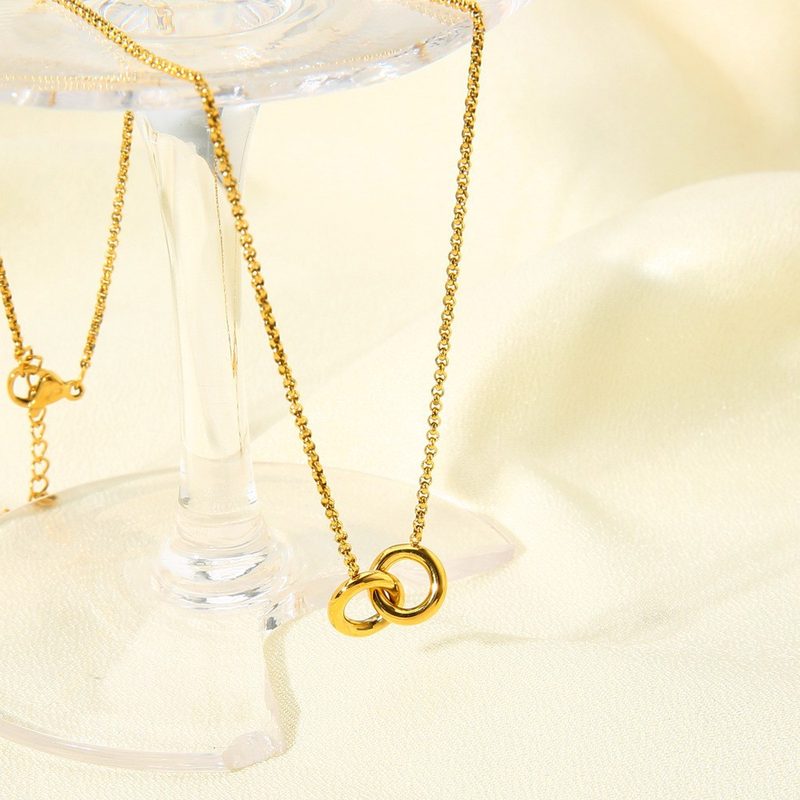 Gold interlocking double ring necklace — stainless steel
