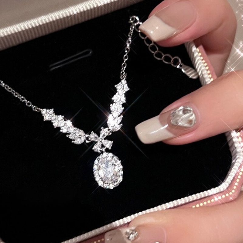 Collier de soirée à strass en V et pendentif ovale — argenté