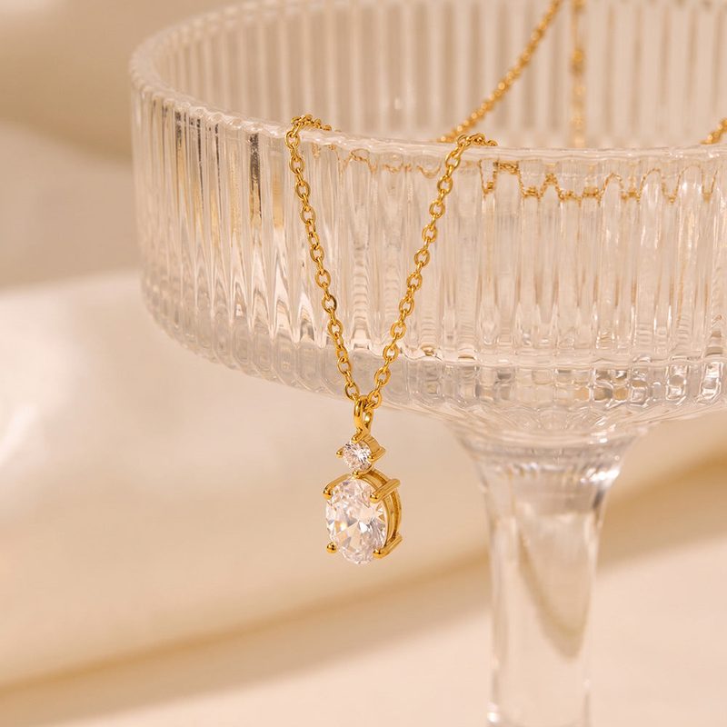 Goudkleurige ketting met ovale zirkonia-hanger — fijne ketting van roestvrij staal