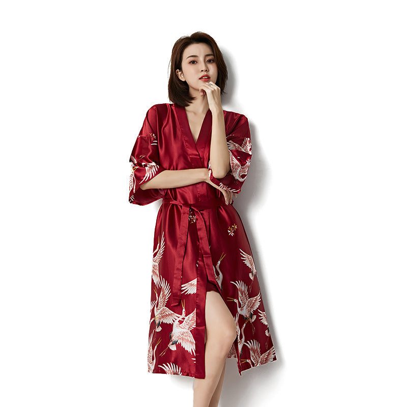 Lange satijnen kimono met kraanvogelmotief — driekwartmouwen