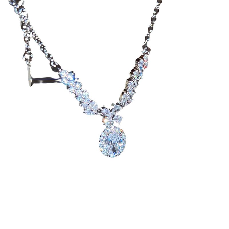 Collier de soirée à strass en V et pendentif ovale — argenté