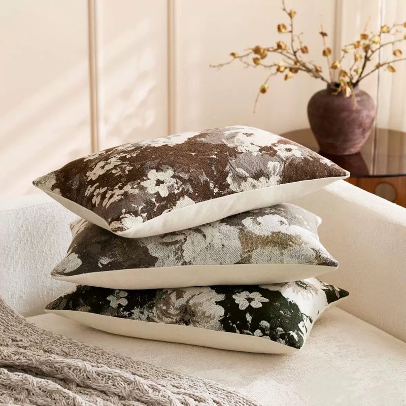 Housse de coussin à grandes fleurs, toucher velouté — esprit ancien