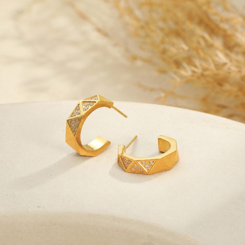 Argolas facetadas cravejadas de zircónias, aço dourado