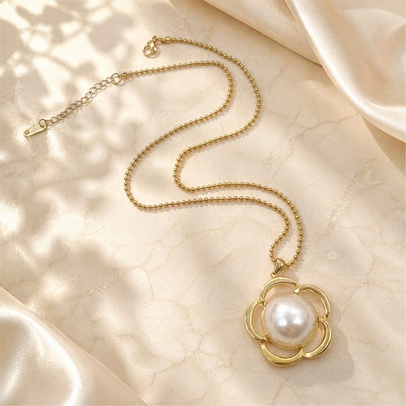 Collier fleur ajourée et grosse perle — chaîne billes, acier inoxydable doré