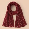 Pois sur fond bordeaux