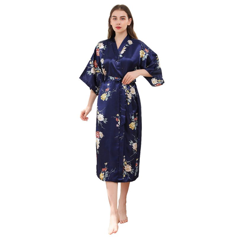 Długie satynowe kimono w kwiaty — rozmiar uniwersalny