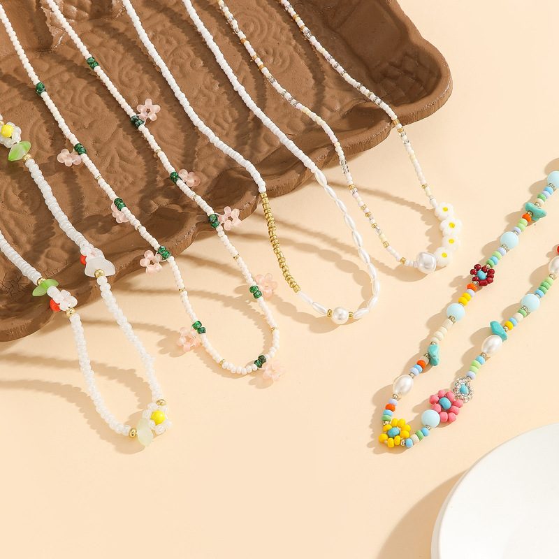 Collier de perles de rocaille et fleurs — ras-de-cou bohème