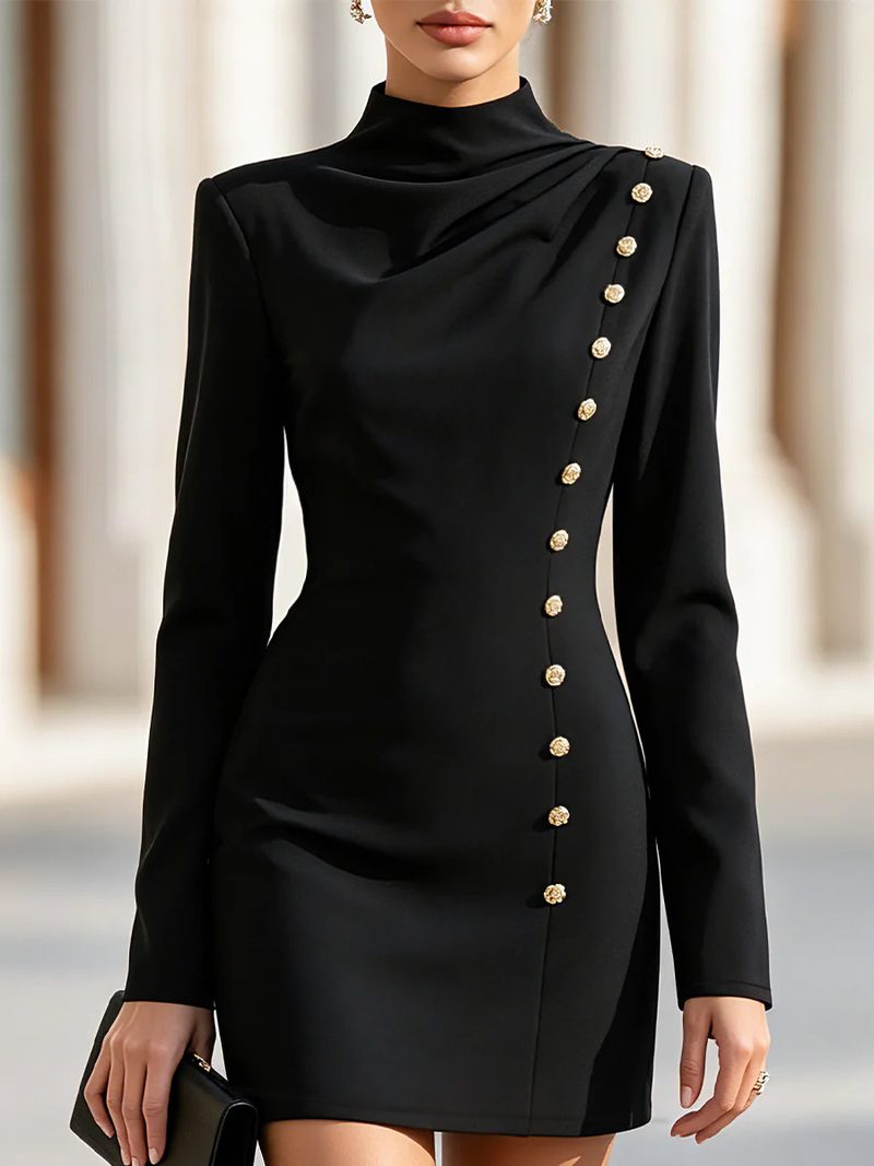 Robe courte à col montant drapé et rangée de boutons dorés