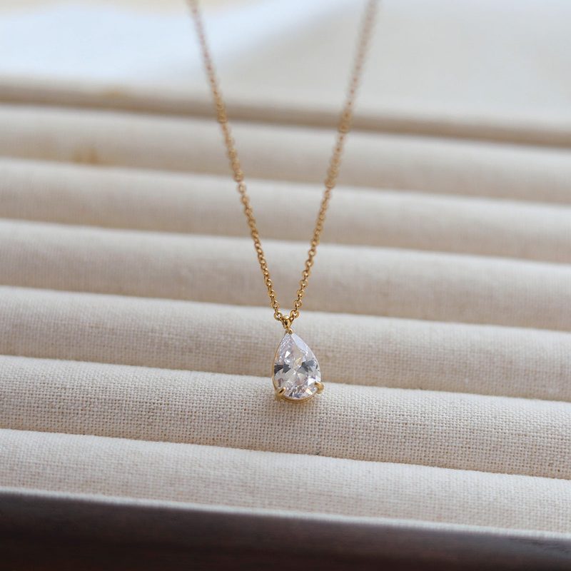 Collana con ciondolo a goccia in zircone — dorata o argentata, acciaio inossidabile
