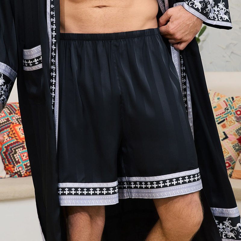 Satijnen loungeshort met barokprint — kleur