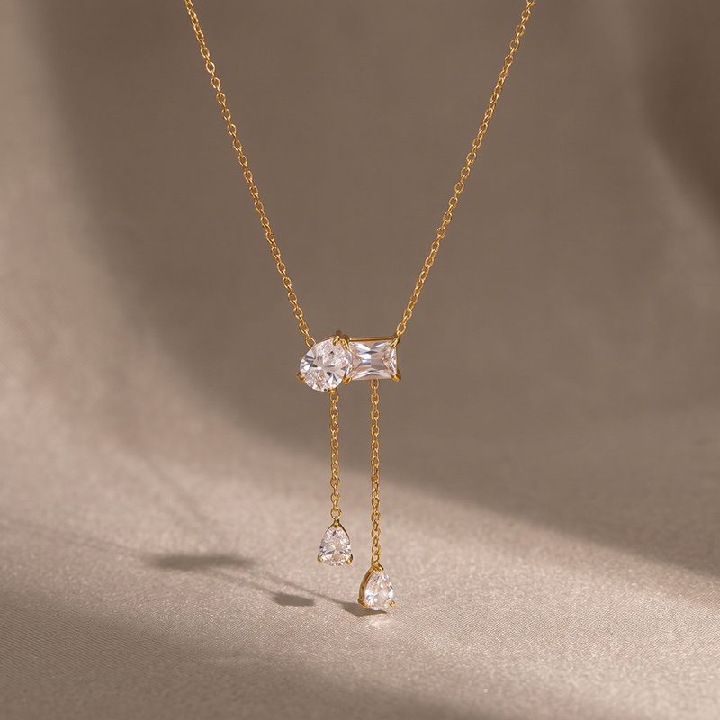 Collier doré à zircons et gouttes pendantes — acier inoxydable