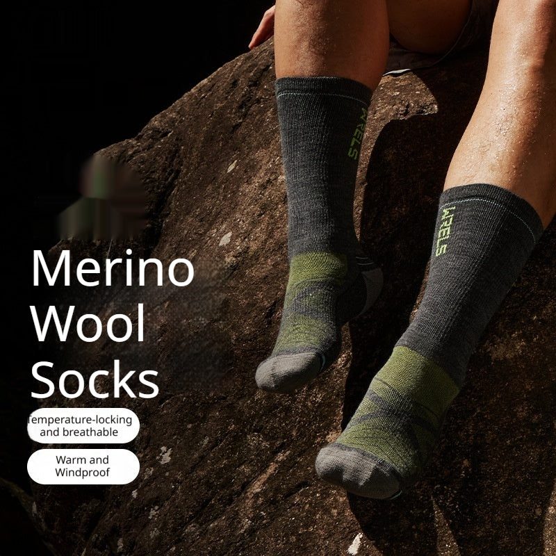 Warme hohe Socken — zum Gehen und Wandern