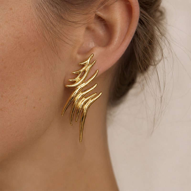 Kolczyki ear climber w kształcie stylizowanego skrzydła
