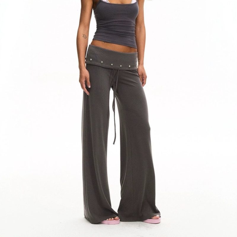 Wijde grijze broek met omgeslagen tailleband met studs