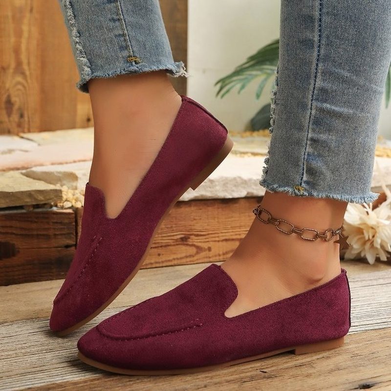 Mocassins plats aspect daim — à enfiler, petits perforés