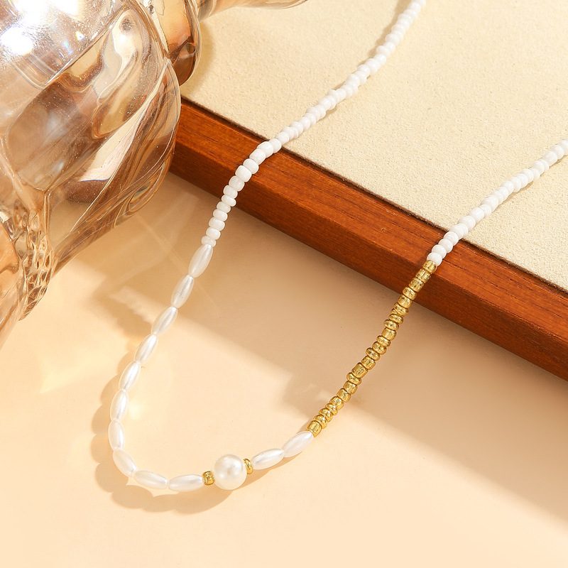 Collier de perles de rocaille et fleurs — ras-de-cou bohème