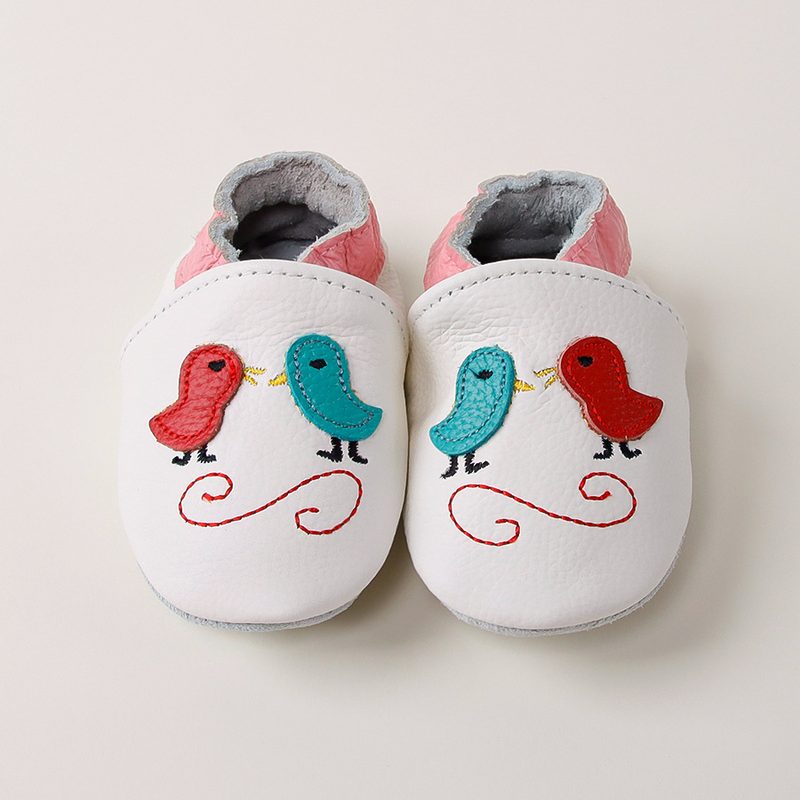 Chaussons bébé en cuir brodés petits oiseaux — semelle souple